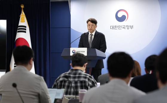 최우혁 과학기술정보통신부 정책관이 19일 서울 종로구 정부서울청사에서 SKT 해킹 사고 민관합동조사 2차 브리핑을 하고 있다. 뉴스1