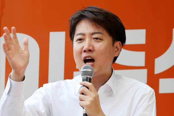 개혁신당 이준석 대선 후보가 19일 오후 광주 북구 전남대학교 후문 앞에서 열린 유세에서 지지를 호소하고 있다. 연합뉴스