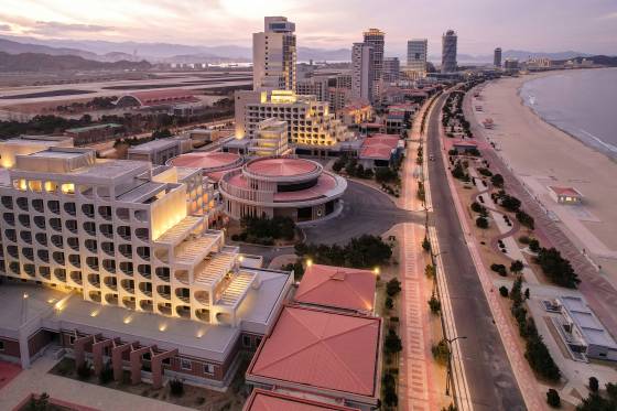 노동신문은 김정은 국무위원장이 지난해 12월 29일 갈마해안관광지구의 준공된 여러 호텔과 봉사망(서비스네트워크)들을 돌아봤다고 보도했다. 뉴스1