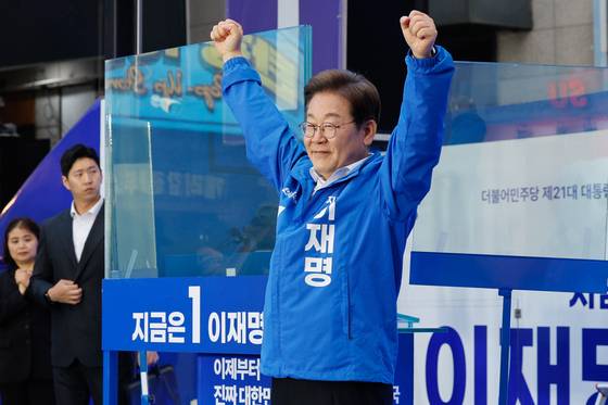 이재명 더불어민주당 대통령 후보가 19일 오후 서울 마포구 홍대 레드로드를 찾아 유세에 앞서 인사하고 있다. 뉴스1