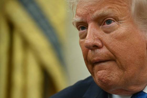 도널드 트럼프 미국 대통령이 19일(현지시간) 워싱턴 백악관 집무실에서 진행한 전사한 법 집행관을 추모하는 행사에서 굳은 표정을 짓고 있다. 그는 이날 푸틴 러시아 대통령과 2시간여 통화했다. AFP=연합뉴스