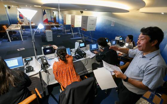 제21대 대통령선거 재외국민 투표를 하루 앞둔 19일(현지시간), 프랑스 파리 16구 주프랑스한국대사관 내 재외투표소에서 선관위 선거관이 투표 사무원들을 대상으로 재외투표 관리 교육을 진행하고 있다. 뉴스1