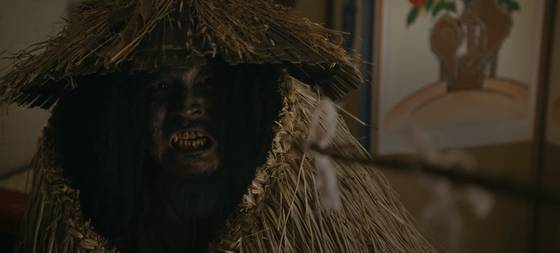 '귀궁' 속 외다리귀(이태검). 초반에 등장한 외다리귀는 안경 장인 여리의 고객인 최원우(안내상)의 집에 지내며 원한을 갖고 딸을 괴롭힌다. 시청자들은 여리를 통해 외다리귀의 사연을 듣게 되고, 위로를 기반으로 퇴마하는 과정을 지켜보게 된다. 사진 SBS