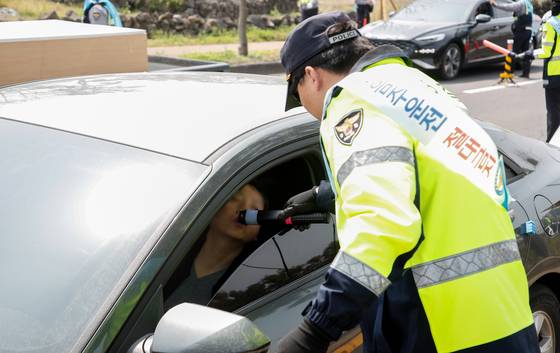 제주시 연북로에서 동부경찰서 소속 경찰관들이 집중 음주운전 단속을 하고 있다. 뉴시스