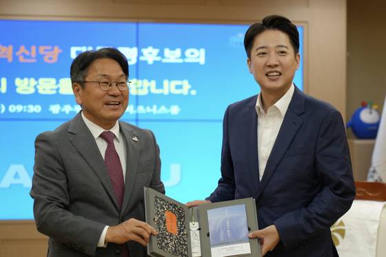 개혁신당 이준석 대선 후보와 강기정 광주광역시장이 20일 광주시청에서 만나 기념촬영을 하고 있다. 연합뉴스