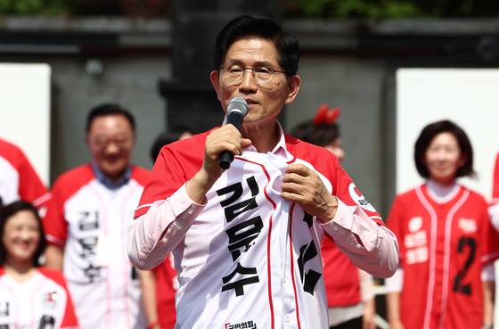 김문수 국민의힘 대통령 후보가 20일 서울 서초구 고속터미널역 광장에서 유세를 하고 있다. 이날 김 후보는 이재명 더불어민주당 대선 후보를 도둑놈이라 지칭하며 비판의 수위를 한층 끌어올렸다. 뉴스1