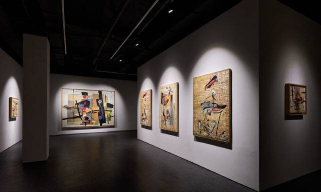 ▲ 함섭 회고전 ‘춤추는 바람(Whirling with the Wind)’ 전시 전경.