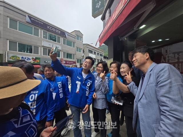 ▲ 더불어민주당 박찬대 상임총괄선거대책위원장은 20일 정선읍 정선아리랑시장에서 유권자와 기념촬영을 하고 있다.