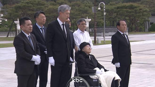 ▲ 5·18민주화운동 45주년 하루 뒤인 19일 광주 북구 운정동 국립5·18민주묘지에서 노태우 전 대통령의 배우자인 김옥숙 여사와 아들 노재헌(가운데)씨가 참배하고 있다.