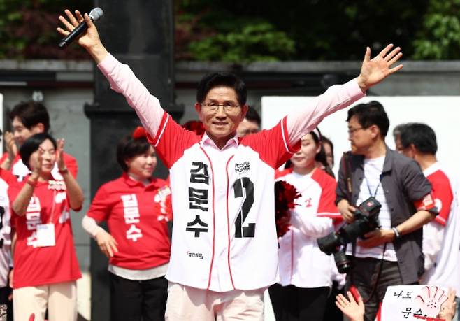 ▲ 국민의힘 김문수 대선 후보가 20일 서울 서초구 고속터미널역 인근에서 집중유세를 하고 있다. [연합뉴스]