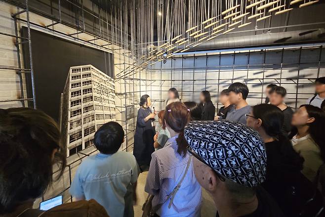 전일빌딩245에서 해설가가 관람객들에게 헬기 사격에 대해 설명하고 있는 모습.