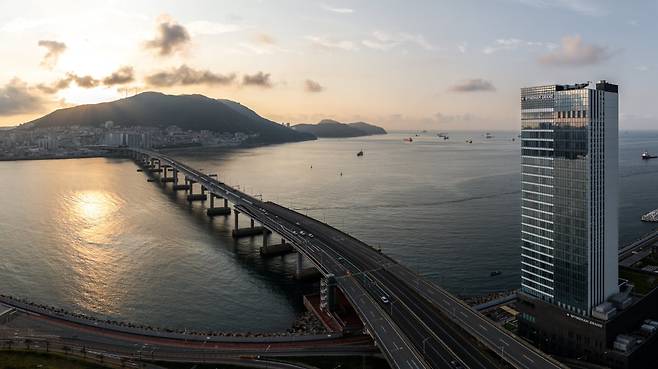 파노라마 오션뷰가 펼쳐지는 윈덤그랜드 부산 전경. 사진=윈덤그랜드 부산