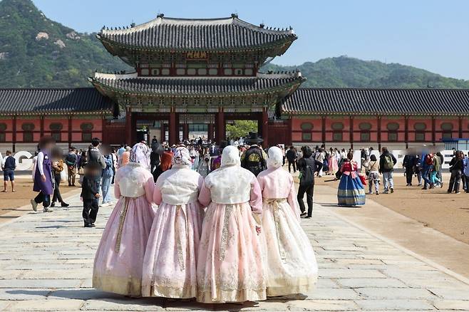 서울 종로구 경복궁이 내외국인 관광객들로 붐비고 있다.  /사진=임형택 기자