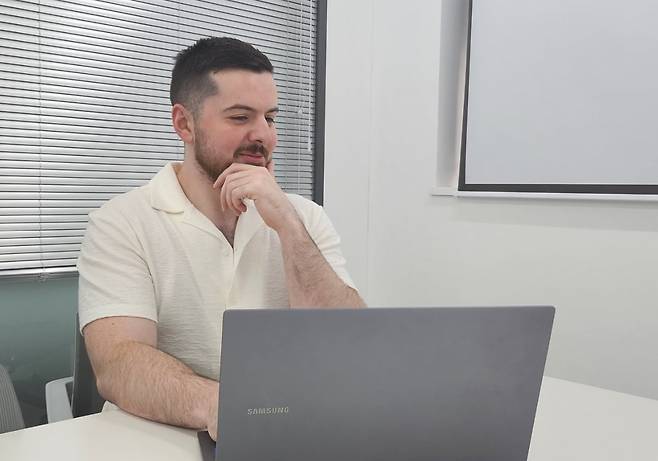 이스메일 히숀-레자이자데 라그랑주 최고경영자(CEO)가 19일 서울 삼성동 블루밍비트 사무실에서 진행된 인터뷰에서 zkML에 대해 설명하고 있다. / 사진=이영민 블루밍비트 기자