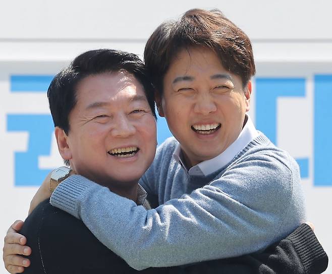 2025년 4월 25일 당시 국민의힘 안철수 대선 경선 후보와 개혁신당 이준석 대선 후보가 경기도 성남시 판교역 앞 광장에서 열린 인공지능(AI) 관련 '미래를 여는 단비토크'에서 만나 포옹하고 있다. 사진=연합뉴스