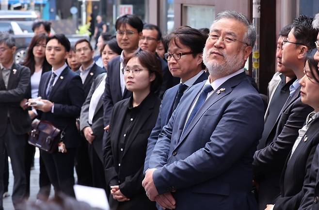 지난달 28일 송기춘 이태원참사 특조위원장과 신규 임용 조사관들이 서울 이태원 해밀톤호텔 옆 '기억과 안전의 길'을 둘러보고 있다. 사진=뉴스1