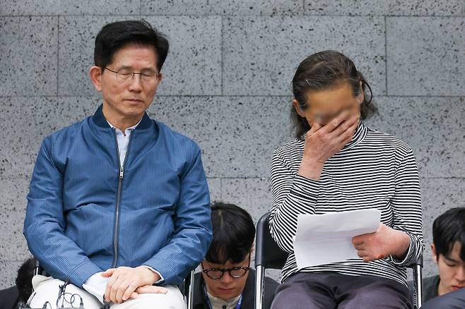 김문수 국민의힘 대통령 후보가 4일 오후 경기 포천시 한센인 정착마을인 장자마을 행복나눔터를 방문해 주민 편지 낭독을 들으며 눈물을 흘리고 있다. 사진=뉴스1