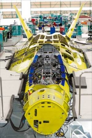 < 우주 반도체 탑재한 KF-21 > 방위사업청이 ﻿자력으로 개발한 전투기 KF-21의 양산 1호기 최종 조립 현장을 20일 ﻿공개했다. 방사청은 KF-21의 ‘눈’인 AESA 레이더에 들어가는 화합물 반도체인 MMIC 모듈 국산화를 추진하고 있다. /방사청 제공