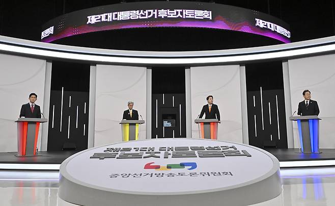 제21대 대통령선거에 나선 김문수 국민의힘 후보, 권영국 민주노동당 후보, 이준석 개혁신당 후보, 이재명 더불어민주당 후보가 지난 18일 서울 상암동 SBS 스튜디오에서 TV토론을 하고 있다. 국회사진기자단