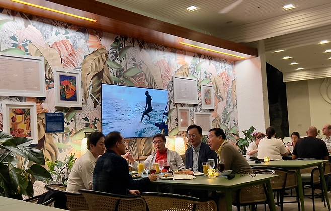 국민의힘 대선 선거대책위원회 유상범 단일화추진본부장, 김대식 대외협력본부장, 조광한 대외협력부본부장, 이성배 선대위 대변인이 19일 홍준표 전 대구시장의 선대위 합류를 설득하기 위해 미국 하와이에 도착, 홍 전 시장을 만나고 있다. 이성배 대변인 제공