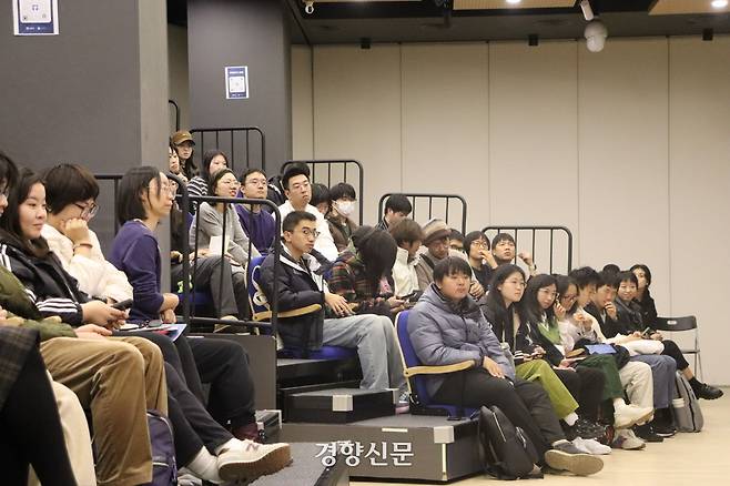 2024년 12월 1일 한국문화원에서 열린 황석영의 <해질 무렵> 북토크에 참석하러 온 청중들.