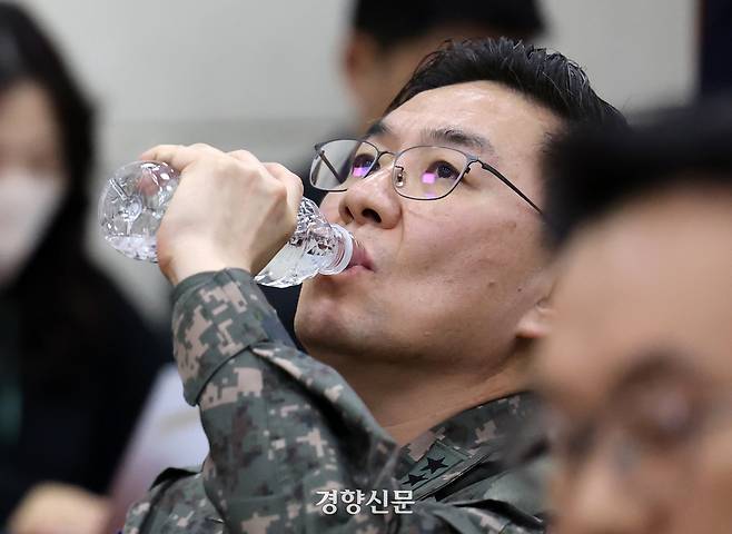 이진우 전 수도방위사령관이 지난 1월14일 국회 국방위원회에서 열린 국회 내란 혐의 진상규명 국정조사특위에서 물을 마시고 있다.  박민규 선임기자