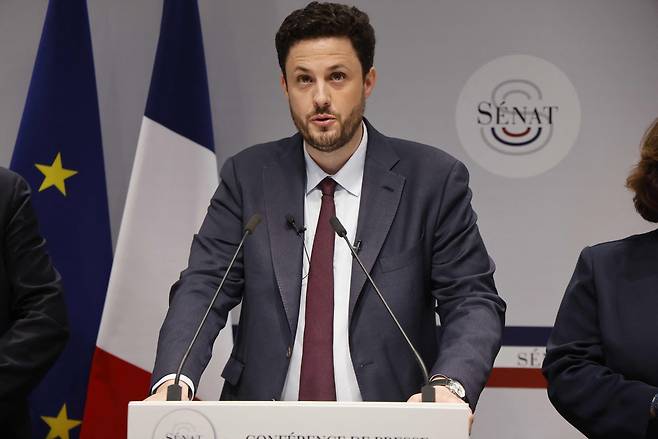 알렉상드르 오이질 프랑스 상원 조사위원회 위원이 19일(현지시간) 파리 의회에서 조사 보고서를 발표하고 있다. AFP연합뉴스