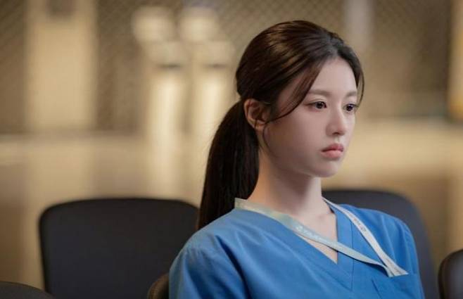 Actress Go Youn-jung portrays Oh I-yeong, a first-year OB-GYN resident, in cable network tvN’s TV series “Resident Playbook.” Courtesy of tvN