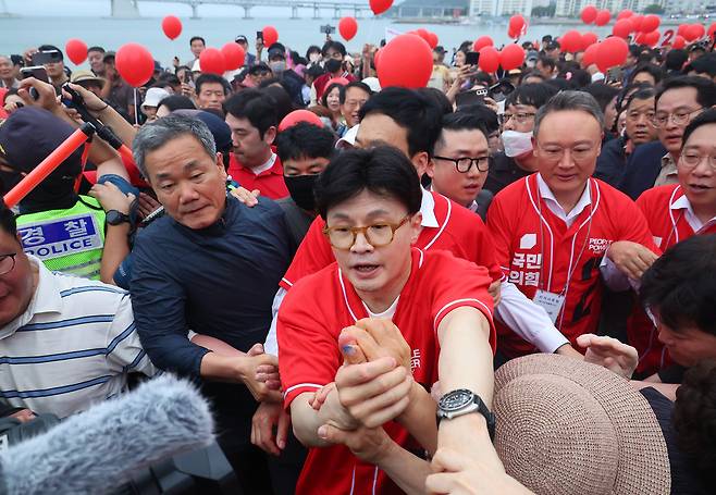 한동훈 전 국민의힘 대표가 20일 오후 부산 수영구 광안리해수욕장을 찾아 지지자들과 인사하고 있다. 한 전 대표는 공식선거운동 이후 이날 첫 현장유세에 나섰다. 연합뉴스