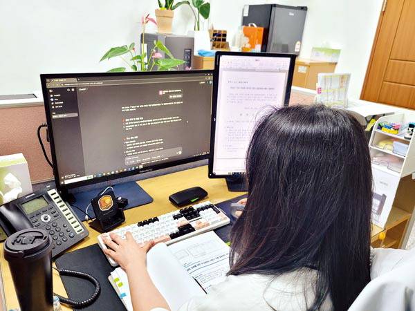 부산 사하구 업무혁신계 직원이 인공지능(AI) 서비스를 이용해 업무를 보고 있다. 사하구는 전국 기초지자체 중 처음으로 AI 개발 부서를 설치했다.   사하구 제공