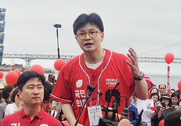 국민의힘 한동훈 전 대표가 20일 부산 광안리해수욕장 일대에서 김문수 대선 후보 지지를 호소하는 도보 유세를 하고 있다.   김민정 기자