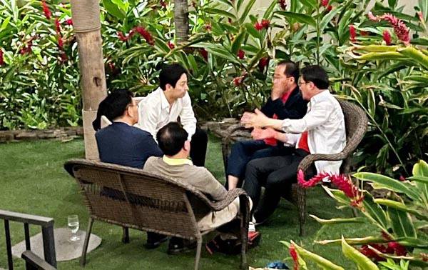 국민의힘 ‘하와이 특사단’이 지난 19일 현지에서 홍준표 전 대구시장과 이야기하고 있다. 연합뉴스