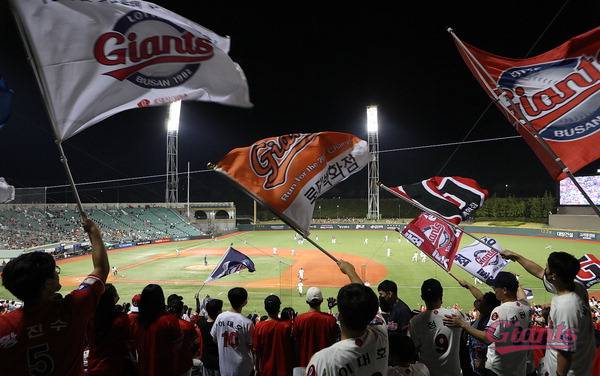 NC가 롯데 제2 홈구장인 울산 문수구장을 사용하나 롯데는 당황스러운 기색이 없다. 사진은 문수구장에서 롯데가 경기하는 모습.  롯데 자이언츠 제공