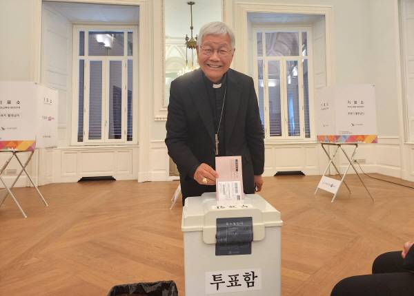 제21대 대통령 선거 재외투표 첫날인 20일(현지시간) 유흥식 추기경이 이탈리아 로마 주이탈리아 한국대사관 내에 마련된 재외 투표소에서 투표함에 투표용지를 넣고 있다. 연합뉴스