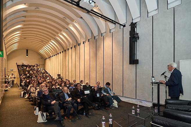 Franco Mancuso, co-architect of the Korean Pavilion, gives a speech on May 8 at the forum “30 Years of the Korean Pavilion” in Venice, Italy. (Arts Council Korea)
