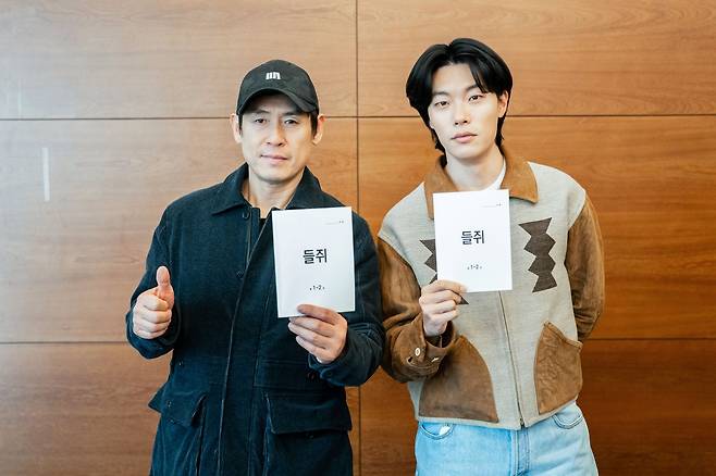 Sul Kyung-gu (left) and Ryu Jun-yeol (Netflix)