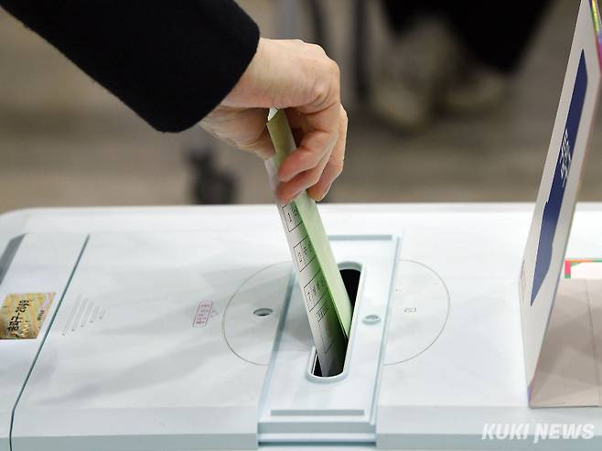 제22대 국회의원 선거일인 지난해 4월 10일 서울 송파구 송파여성문화회관에 마련한 송파제3투표에서 시민들이 투표하고 있다. 박효상 쿠키뉴스 기자