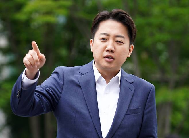 이준석 개혁신당 대선 후보가 19일 서울 종로구 광화문광장에서 열린 기자회견에서 발언하고 있다. 유희태 기자