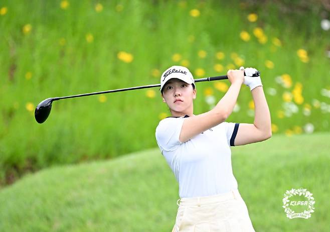 아마추어 강민진(19)이 점프투어 첫 출전 대회에서 우승을 차지했다. KLPGA