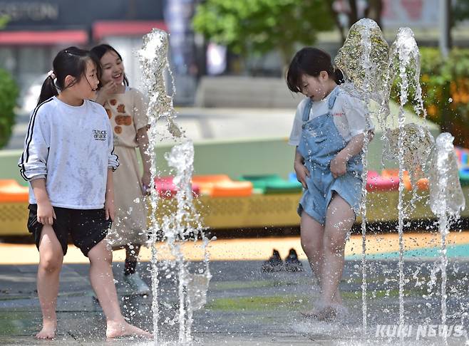한낮 기온이 33도를 넘어서며 초여름 날씨를 보인 20일 어린이들이 대구 중구 수창공원 바닥분수에서 더위를 식히고 있다. 최태욱 기자