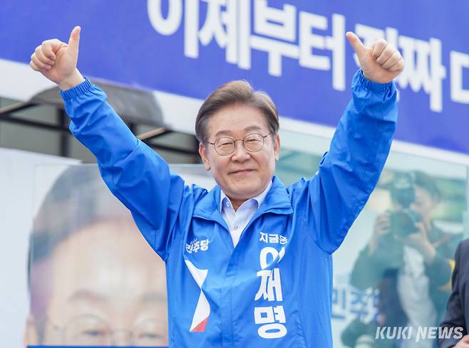 이재명 더불어민주당 대선 후보가 20일 경기 고양시 일산문화광장 선거 유세에 손을 들어보이고 있다. 유희태 기자&nbsp;