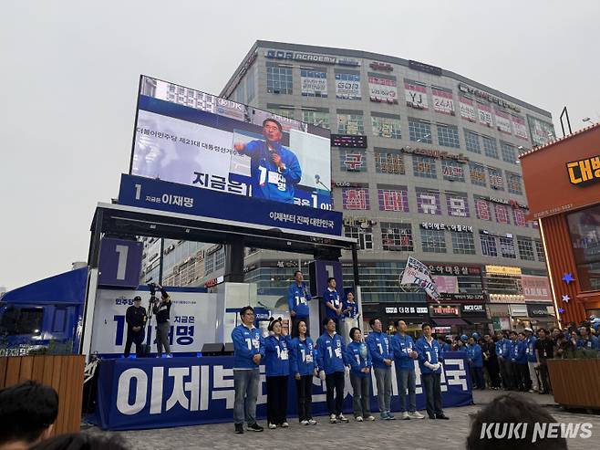 김주영 더불어민주당 의원이 20일 구래동 문화의거리에서 이재명 후보 지지 발언을 하고 있다. 송금종 기자&nbsp;