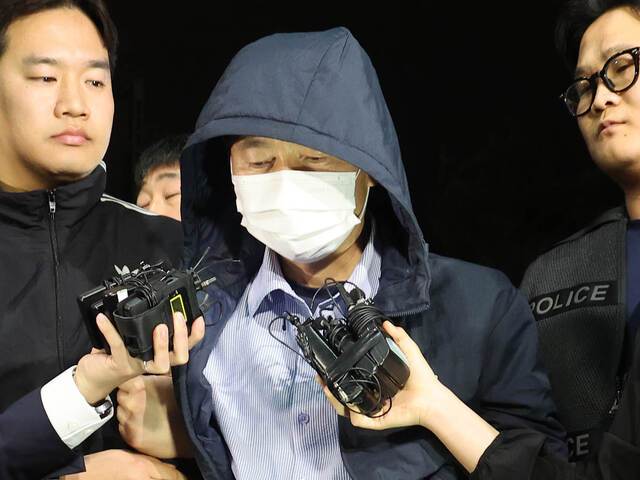 경기도 시흥시 흉기사건 용의자 차철남이 19일 검거돼 시흥경찰서로 압송되고 있다. 차철남은 시흥시 정왕동 소재 자기 집 등에서 2명을 살해하고, 이날 거주지 인근 편의점 주인과 자기집 건물주 등 2명을 흉기로 찔러 다치게 한 혐의를 받고 있다. 연합뉴스