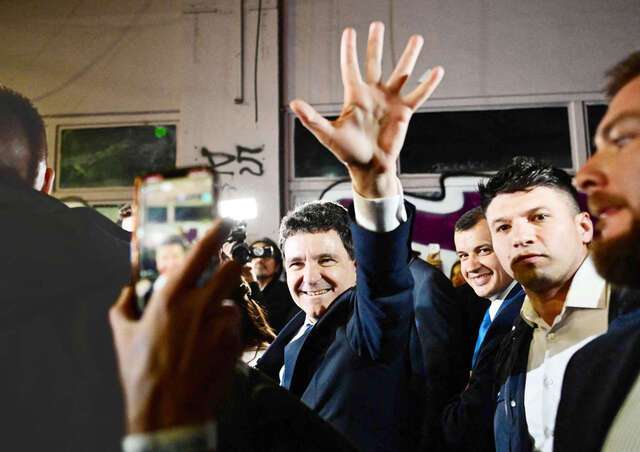 니쿠쇼르 단 부쿠레슈티 시장이 18일(현지시간) 루마니아 대선 결선투표에서 승리가 확정된 뒤 캠프 사무실을 나서며 지지자들에게 손을 흔들고 있다. AFP연합뉴스