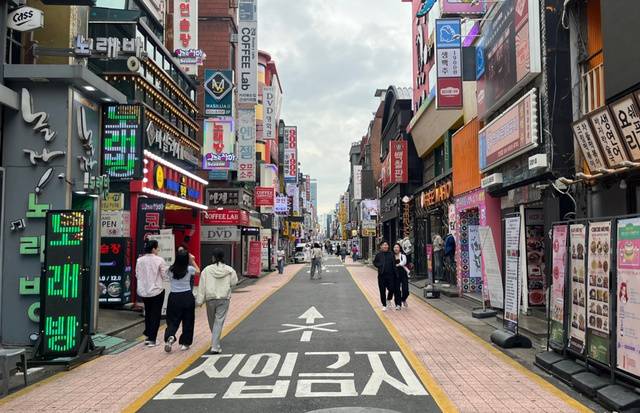 19일 오후 서울 광진구 건대입구역 주변 골목 풍경이 한산한 모습이다. 차도 양옆으로 노래방과 음식점, 카페 등이 줄지어 있는데 흐린 날씨까지 더해지며 거리를 오가는 이들이 뜸했다.