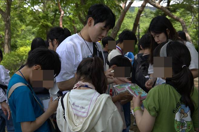 우리들의크리스천커뮤니티 소속 봉사단체 우크브릿지의 청년들이 지난 17일 과천 어린이대공원에서 보육원 '신명아이마루' 아이들과 함께 간 나들이에서 촬영한 사진. 우리들의크리스천커뮤니티 제공