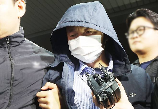 시흥 흉기사건의 용의자인 차철남이 지난 19일 경찰에 긴급체포돼 경기 시흥경찰서로 압송되고 있다. 연합뉴스