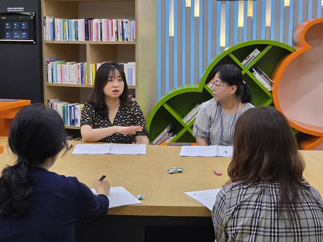 돌봄클리닉 참가 사모가 20일 경기도 용인 HL인재개발원에서 열린 '돌봄클리닉'에 참여해 소그룹 나눔을 하고 있다.