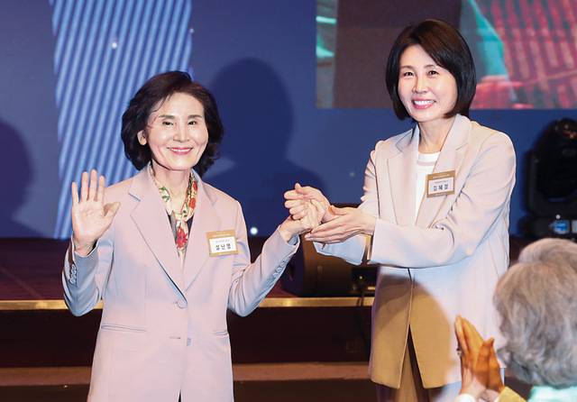 김문수 국민의힘 대선 후보 부인 설난영(왼쪽) 여사와 이재명 더불어민주당 대선 후보 부인 김혜경 여사가 지난 12일 서울 중구 신라호텔에서 열린 중앙신도회 창립 70주년 기념식에서 손을 맞잡고 있다. 연합뉴스