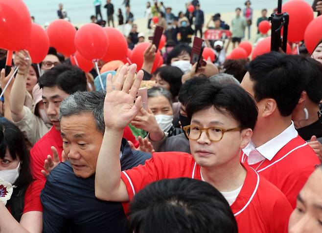 한동훈 전 국민의힘 대표가 20일 부산 수영구 광안리해수욕장 일대에서 시민들을 만나 김문수 대통령선거 후보의 지지를 호소하고 있다. 뉴시스